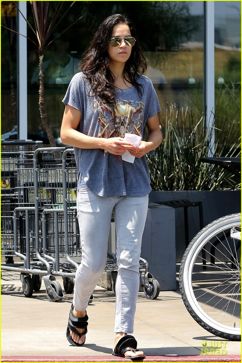 michelle rodriguez grocery shopping with gal pal kim 112908920