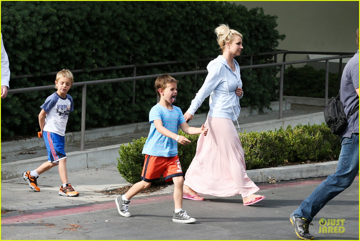britney spears errands after movies with the boys 192914113