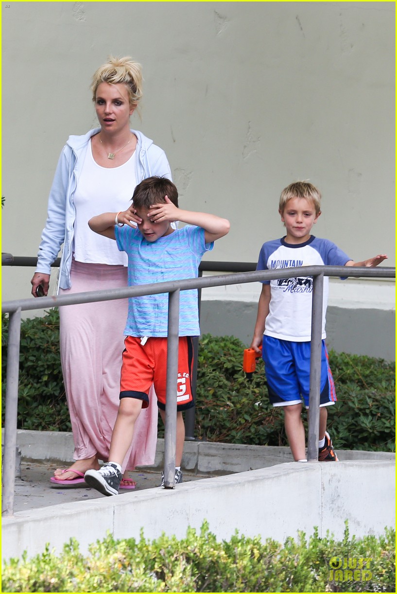 britney spears errands after movies with the boys 20