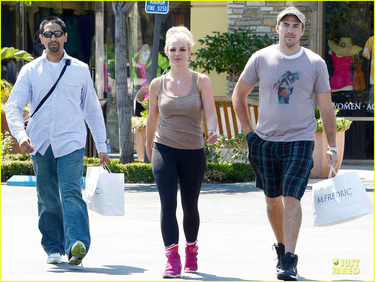 britney spears david lucado prep for weekend by shopping 082912453