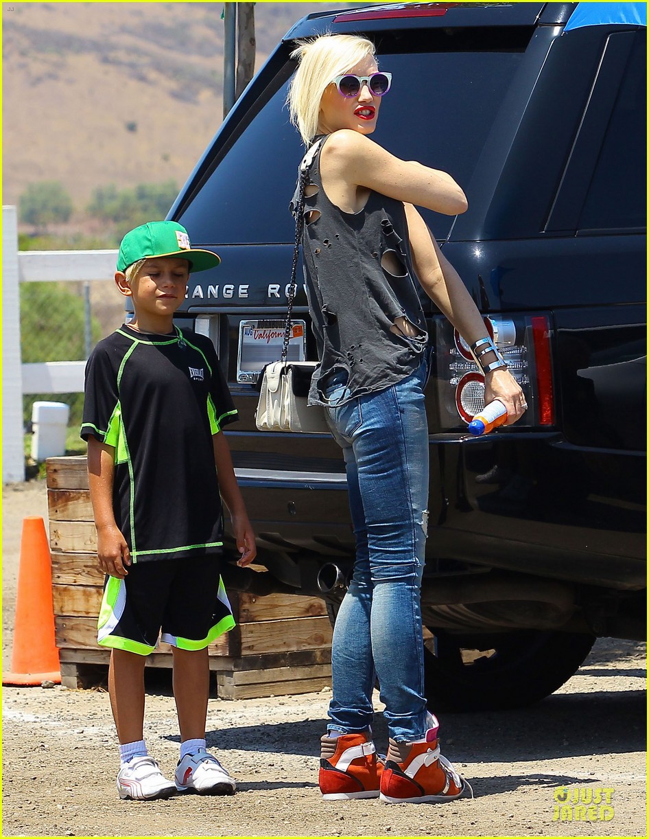 Gwen Stefani Sun Blocking Umbrella at Underwood Family Farms! Photo