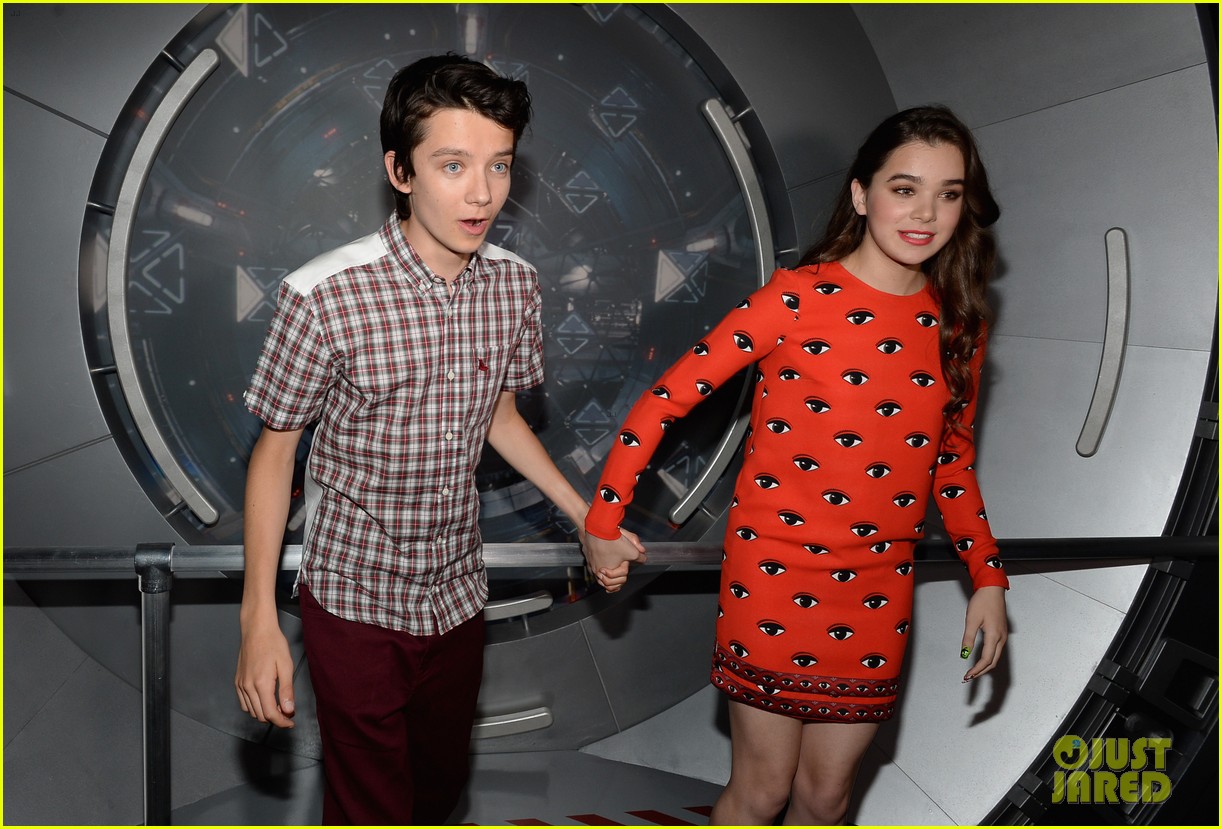 hailee steinfeld asa butterfield enders game at comic con 032911201