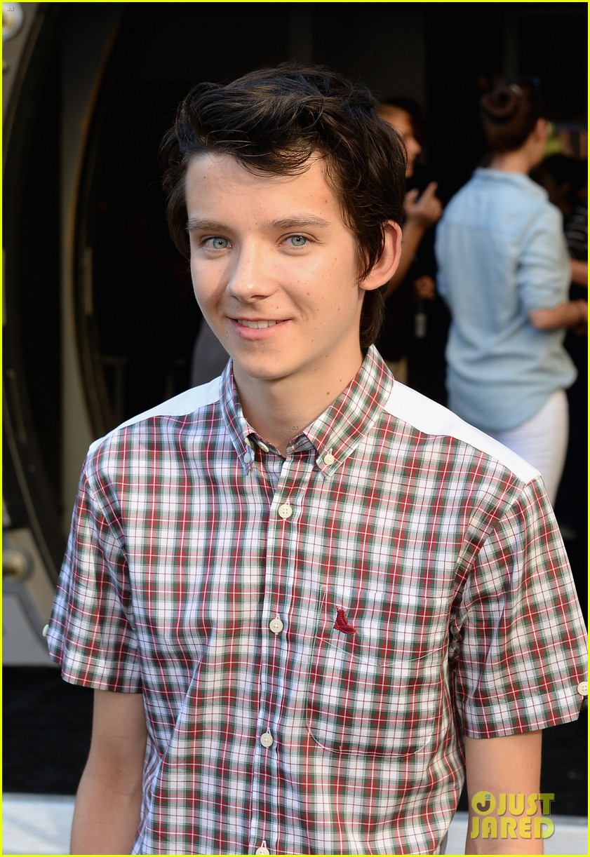 hailee steinfeld asa butterfield enders game at comic con 06