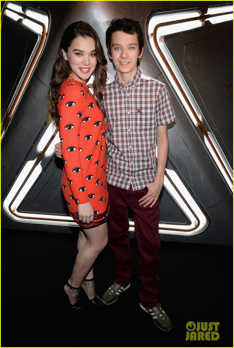 hailee steinfeld asa butterfield enders game at comic con 112911209