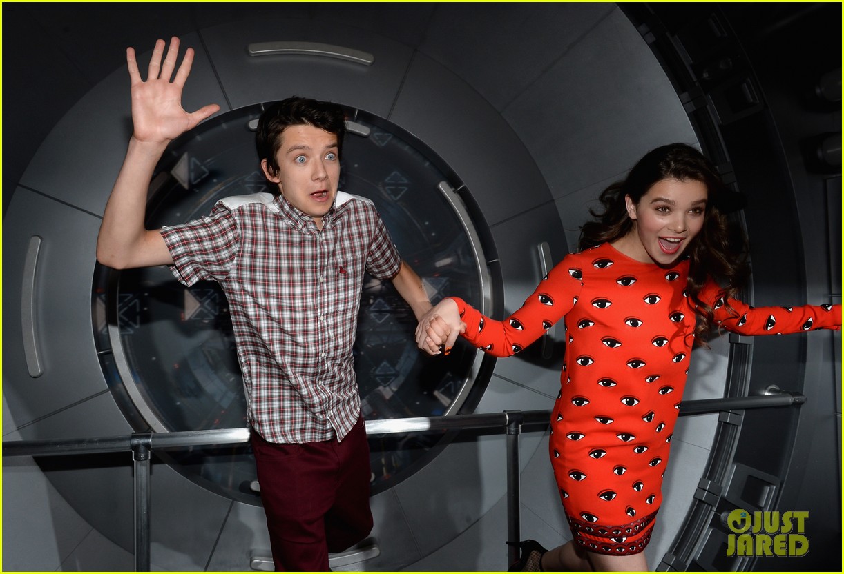 hailee steinfeld asa butterfield enders game at comic con 122911210