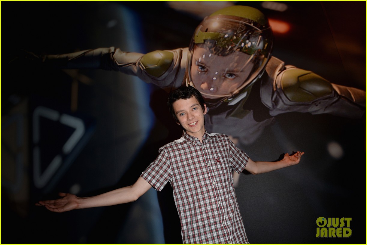 hailee steinfeld asa butterfield enders game at comic con 13