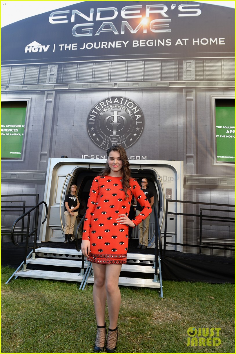 hailee steinfeld asa butterfield enders game at comic con 14