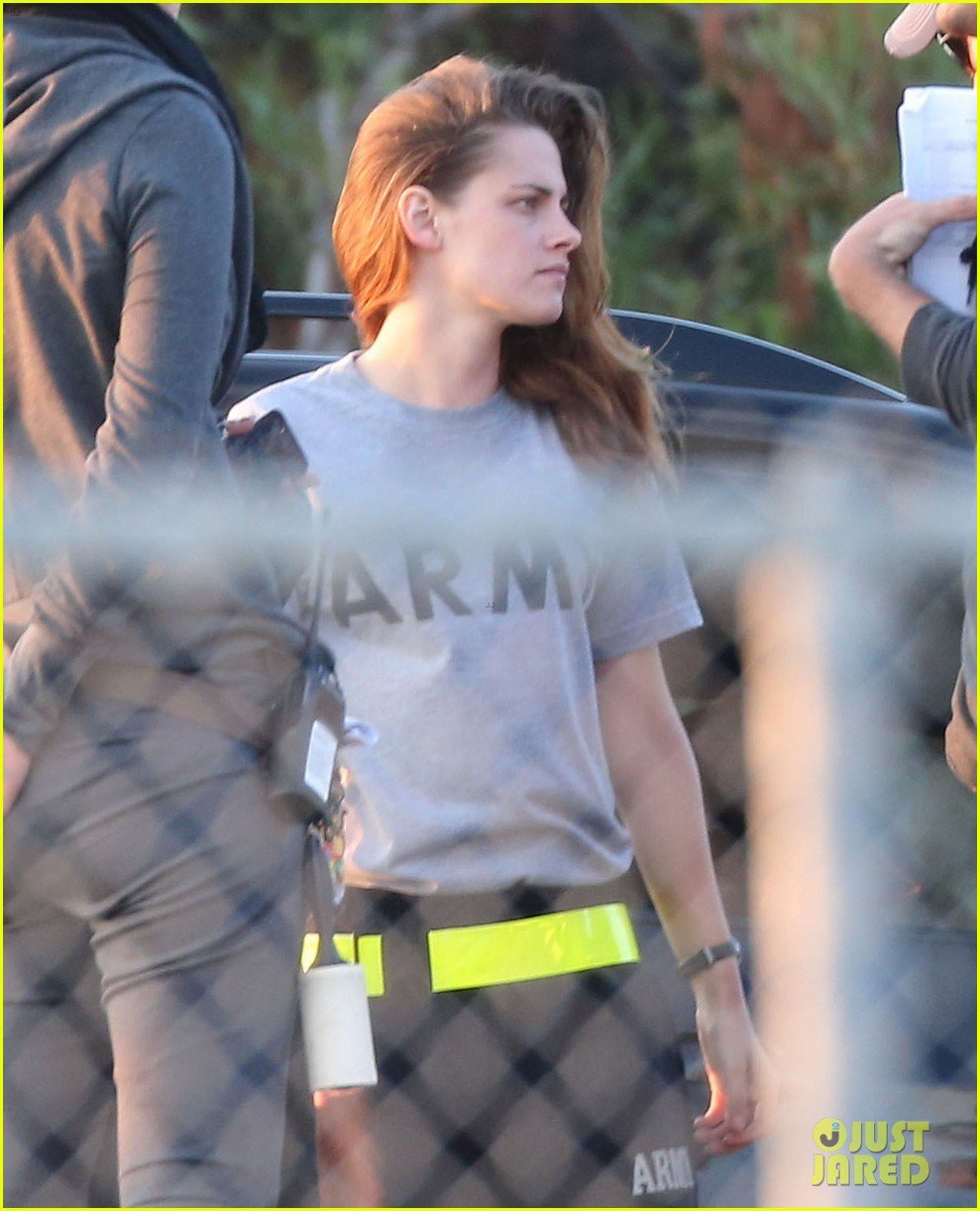 kristen stewart does army exercises for camp x ray scenes 11