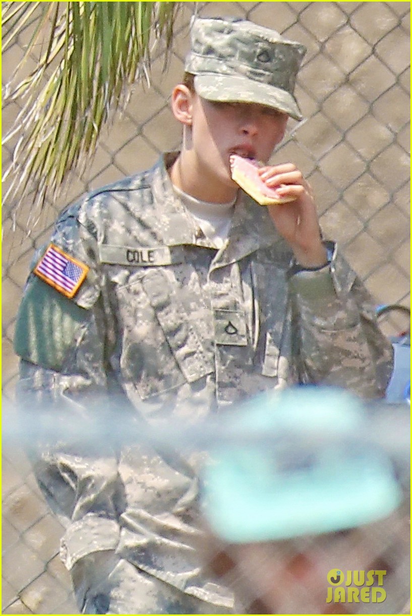 kristen stewart does army exercises for camp x ray scenes 182911891