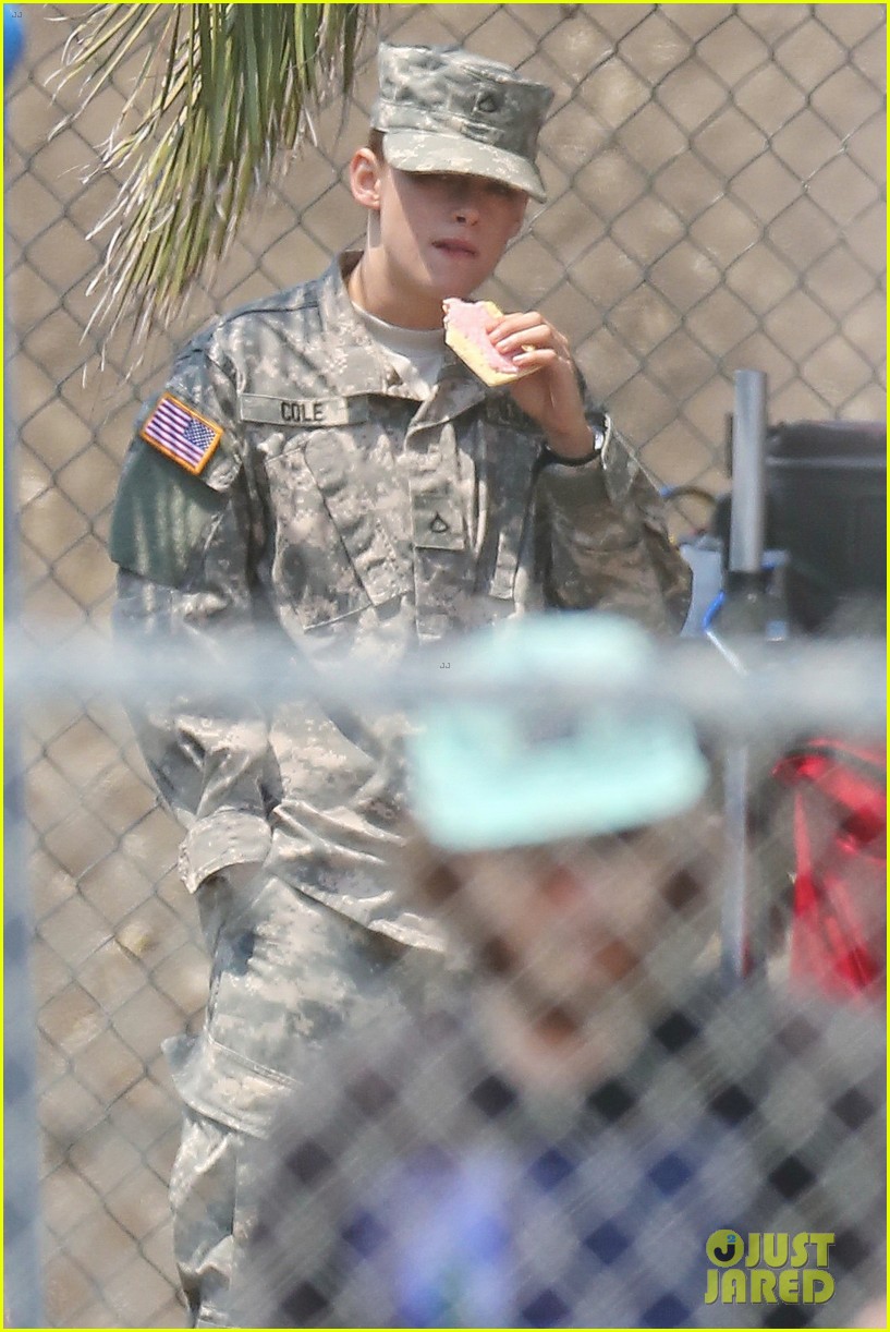 kristen stewart does army exercises for camp x ray scenes 20