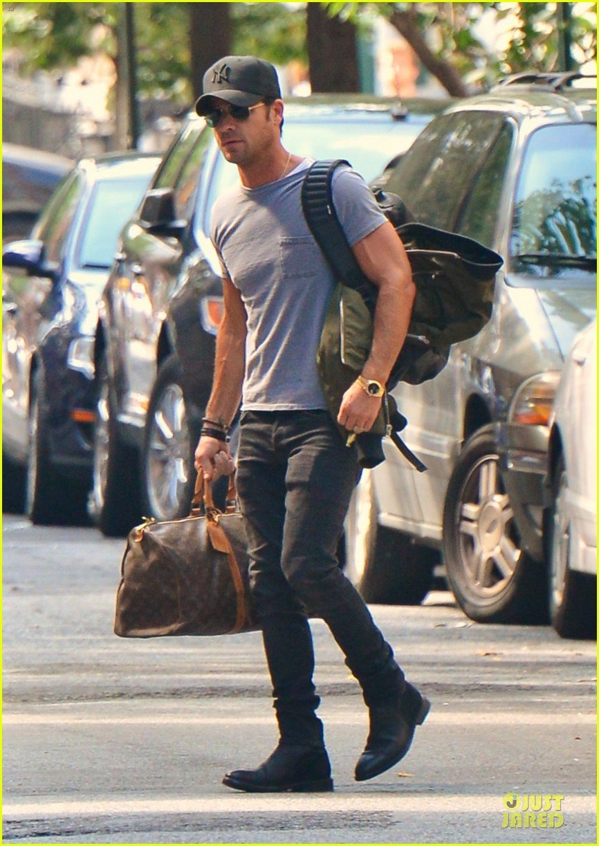 justin theroux luggage carrying guns in the big apple 01