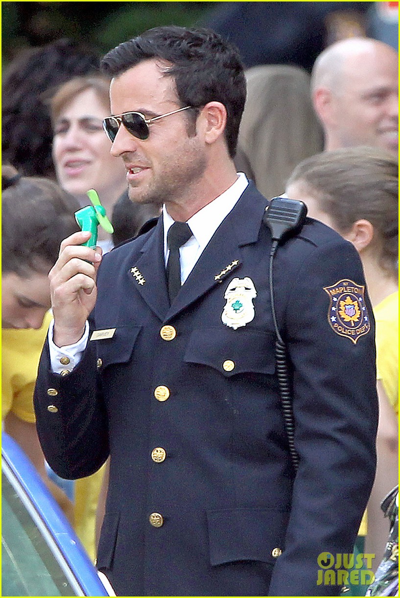 justin theroux is the man in uniform for the leftovers 16