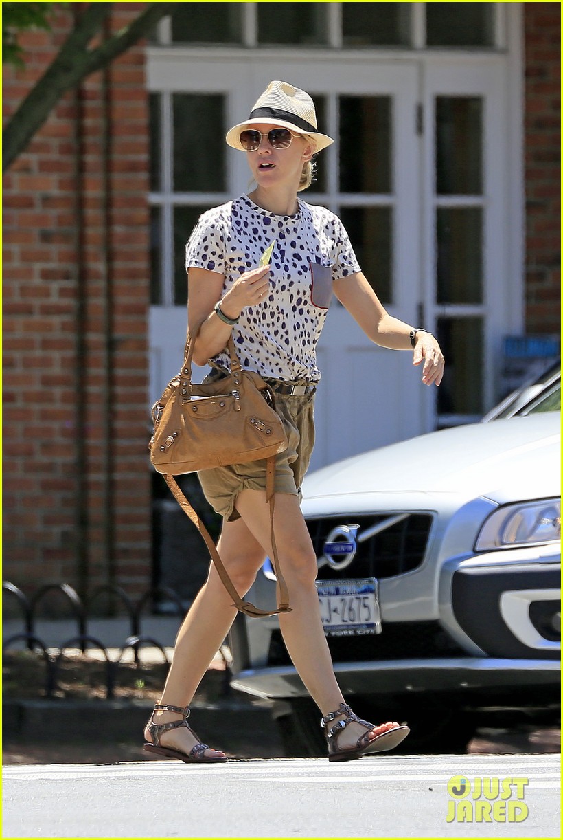 naomi watts spends fourth of july in the hamptons 012904726