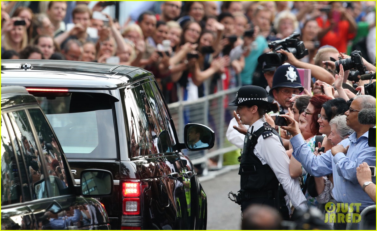 prince william drives royal baby kate middleton home 08