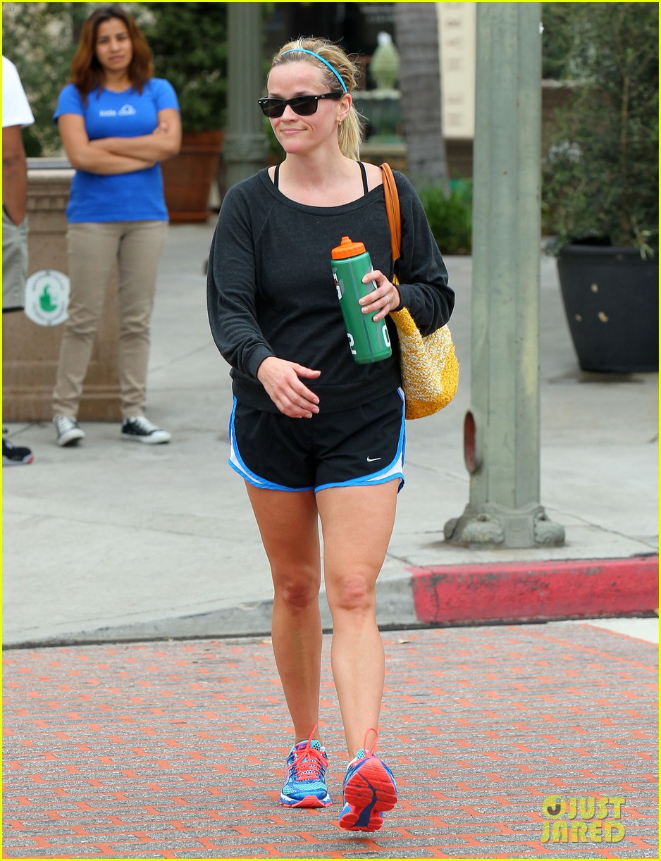reese witherspoon monday morning workout office visit 07