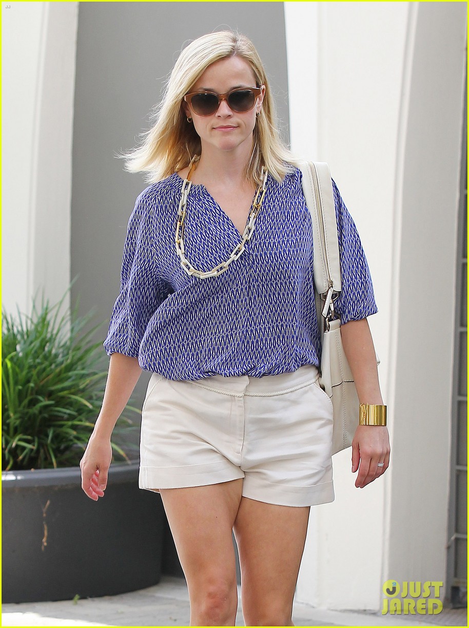 reese witherspoon monday morning workout office visit 13