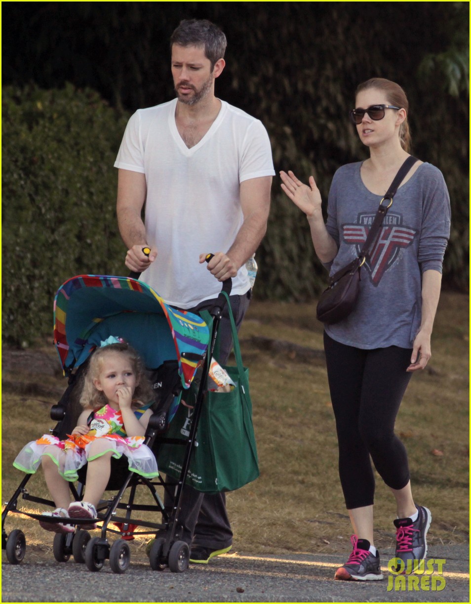 amy adams shops for groceries in vancouver with the family 01