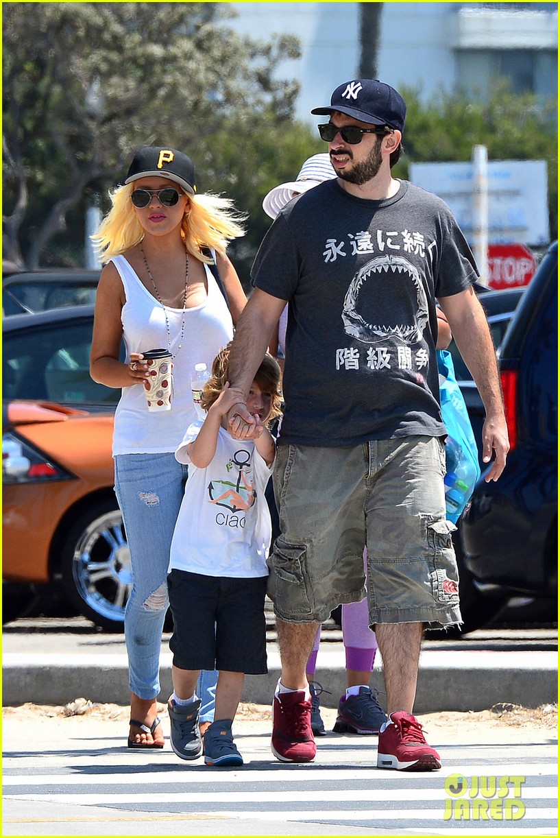 Christina Aguilera Hits the Beach with Jordan Bratman & Max! Photo