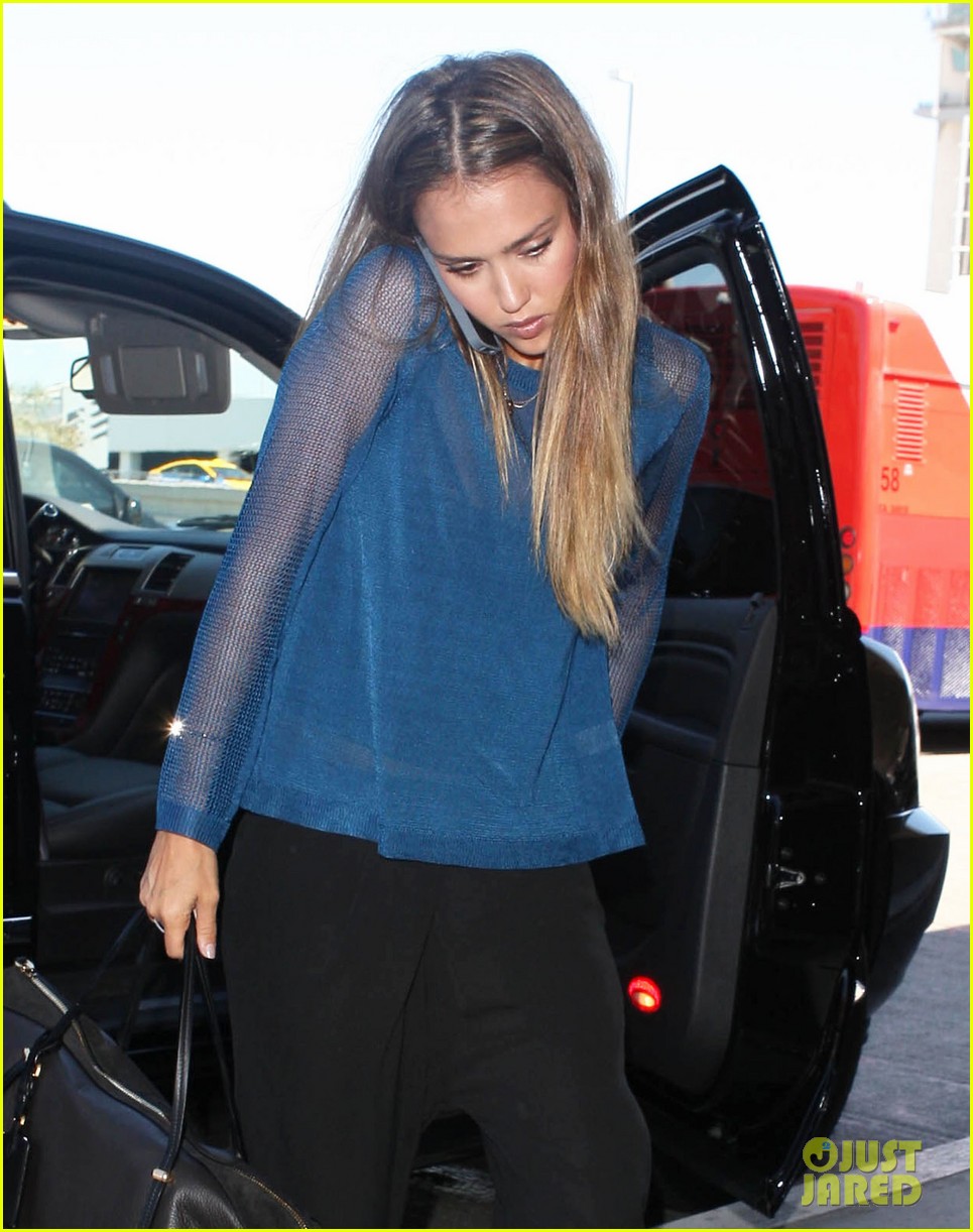 jessica alba takes a call before flying out of town 14