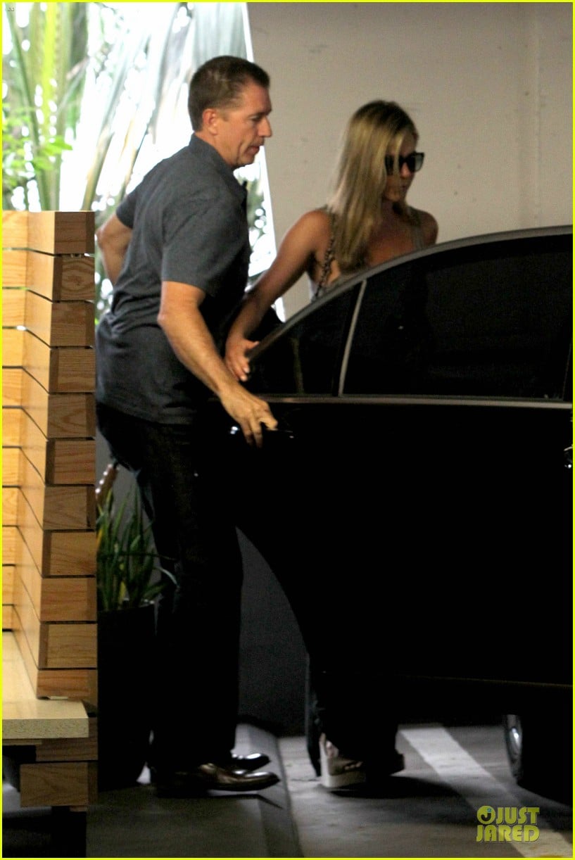 Jennifer Aniston Plans Justin Theroux's Birthday Party! Photo 2927026