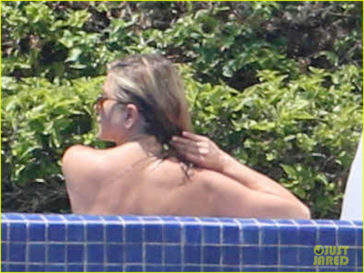 jennifer aniston justin theroux show off hot bodies in cabo 092934940