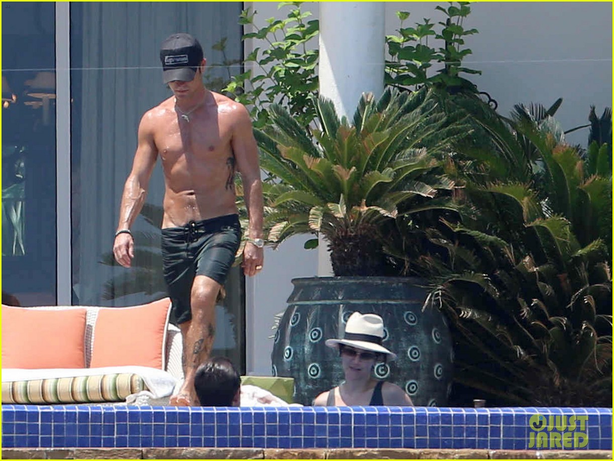 jennifer aniston justin theroux show off hot bodies in cabo 152934946