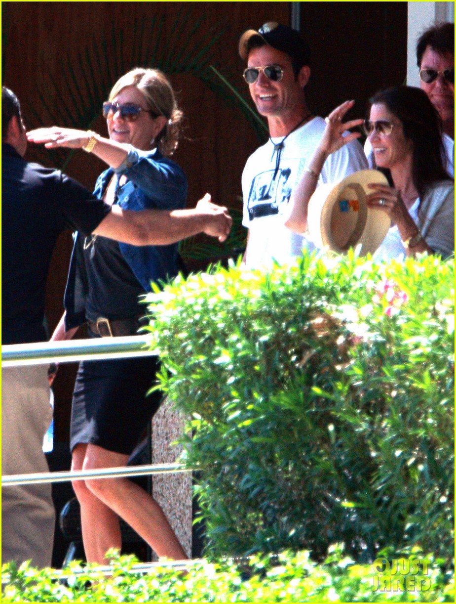 Jennifer Aniston & Justin Theroux Receive Warm in Mexico