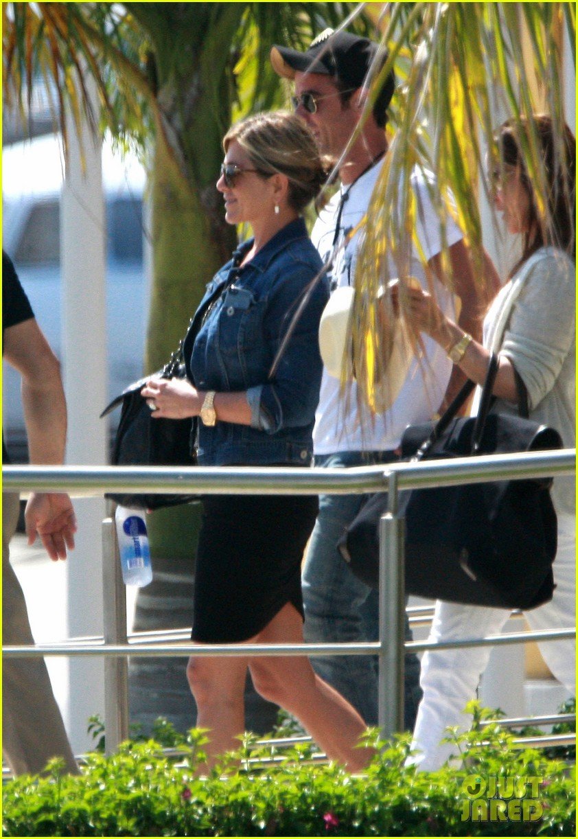 jennifer aniston justin theroux receive warm welcome in mexico 092933957