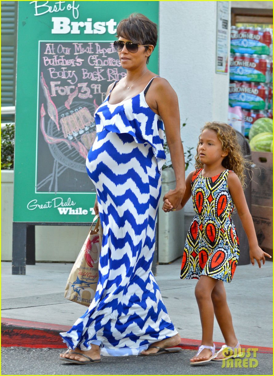 halle berry shows off large baby bump at bristol farms 03