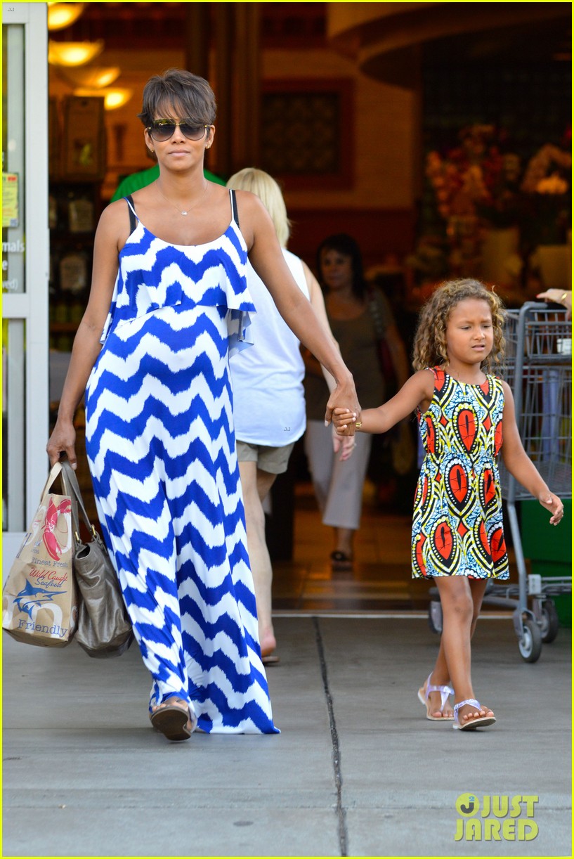 halle berry shows off large baby bump at bristol farms 06