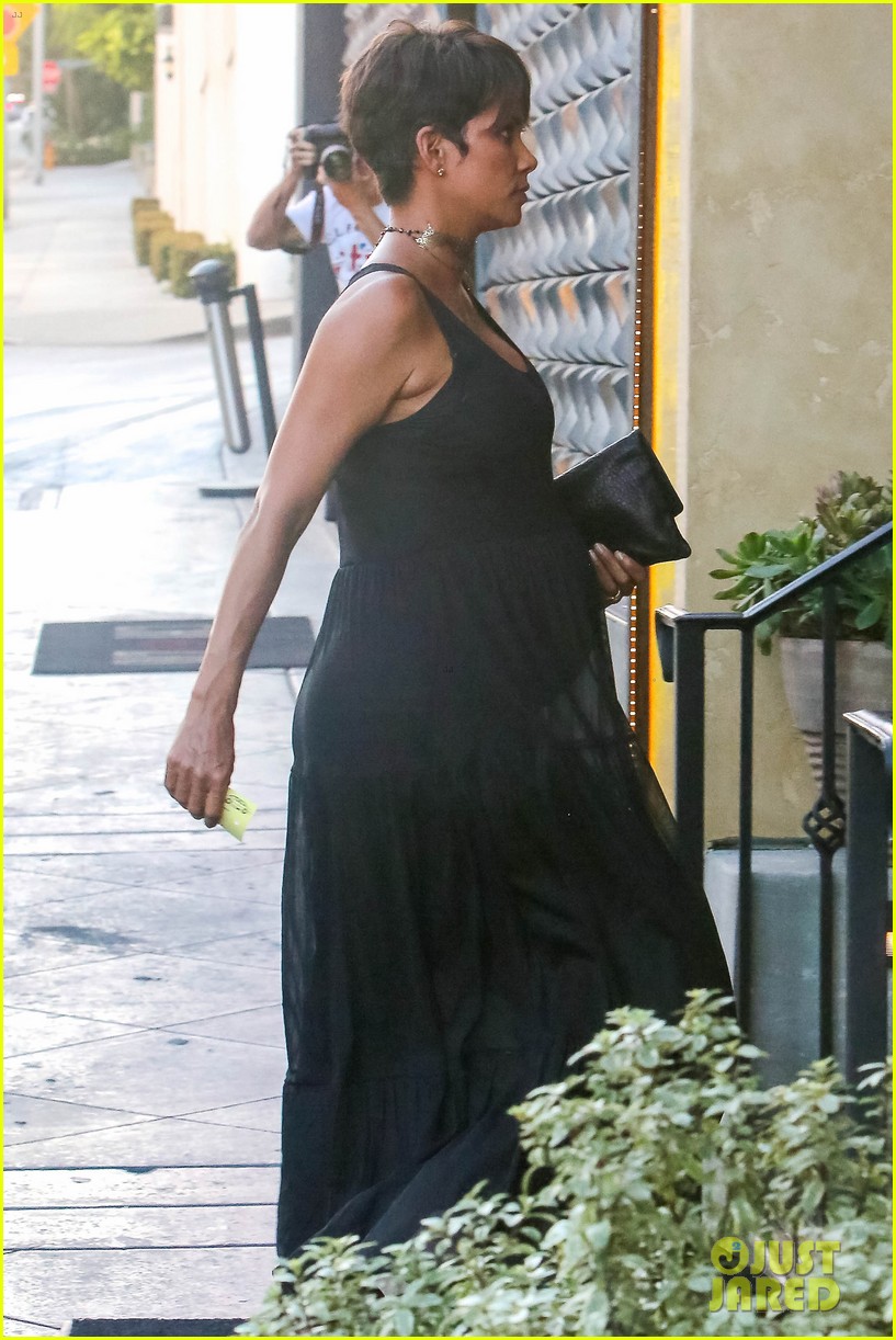 halle berry supports paparazzi law to protect children 032935326