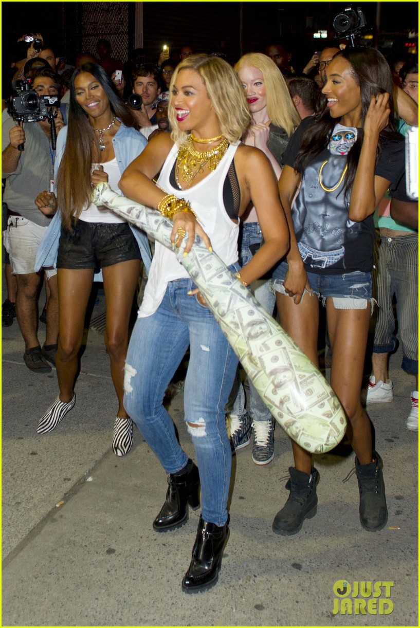 beyonce has dance off at coney island wears pink bow 01