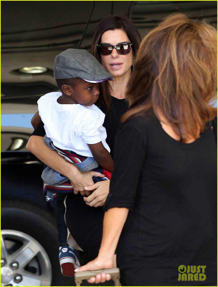 sandra bullock catches a flight with louis 04