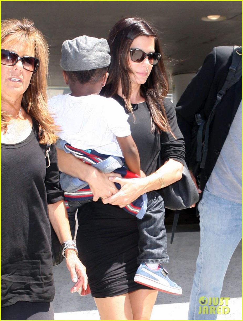 sandra bullock catches a flight with louis 12