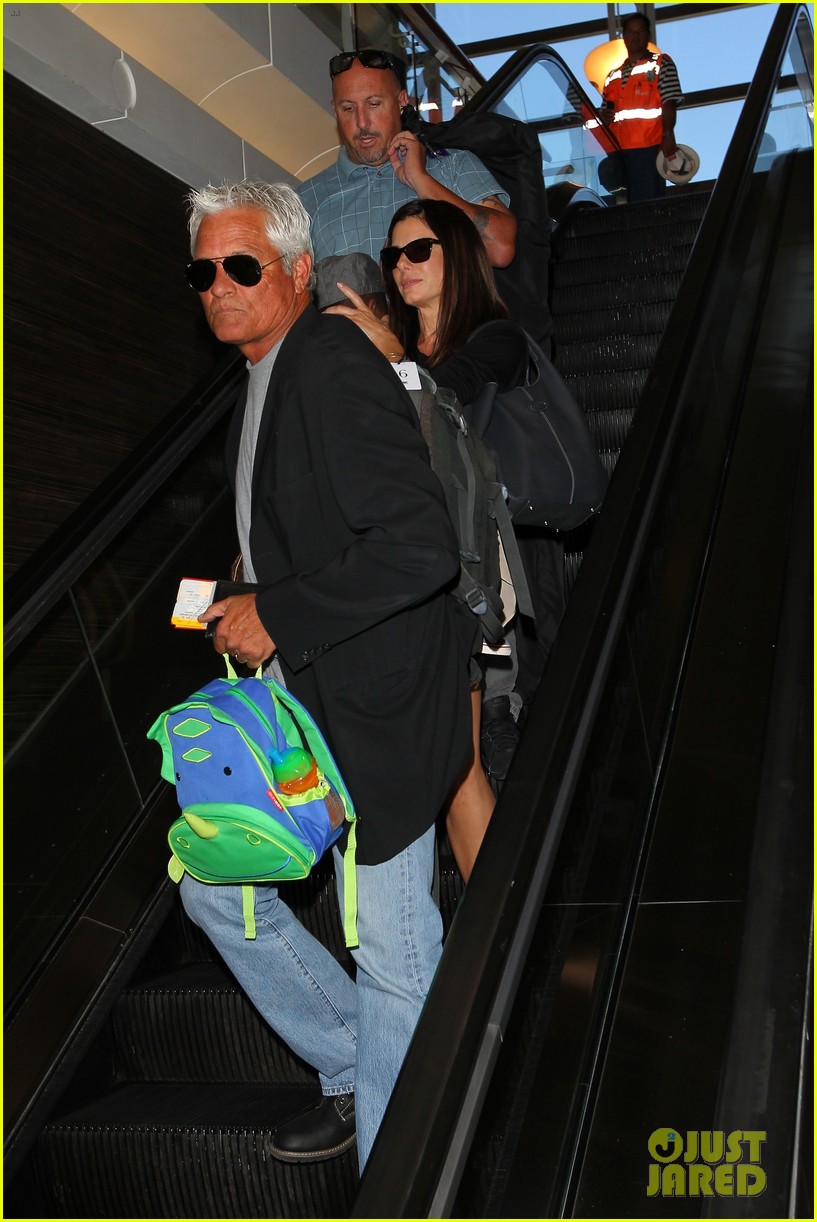 sandra bullock catches a flight with louis 152935834