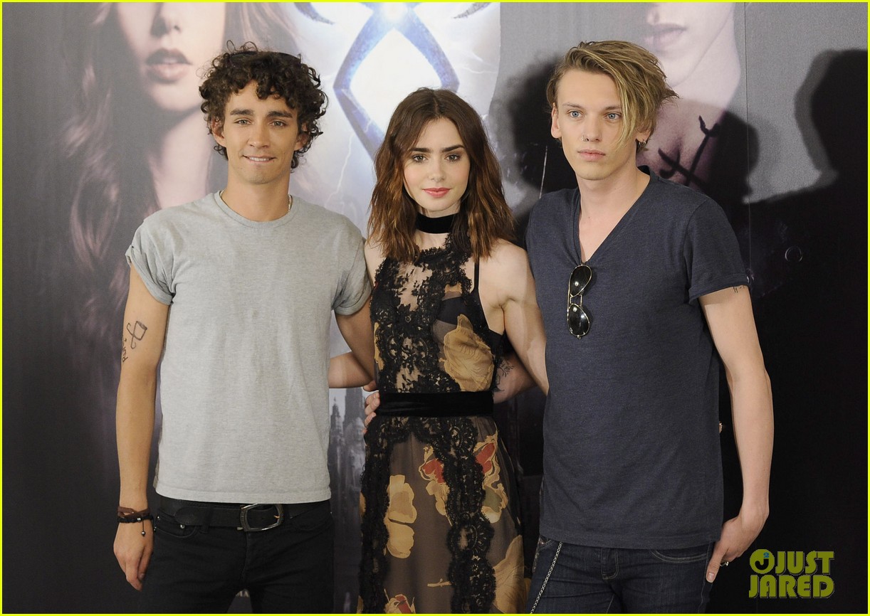 lily collins jamie campbell bower mortal instruments madrid photo call 182935486