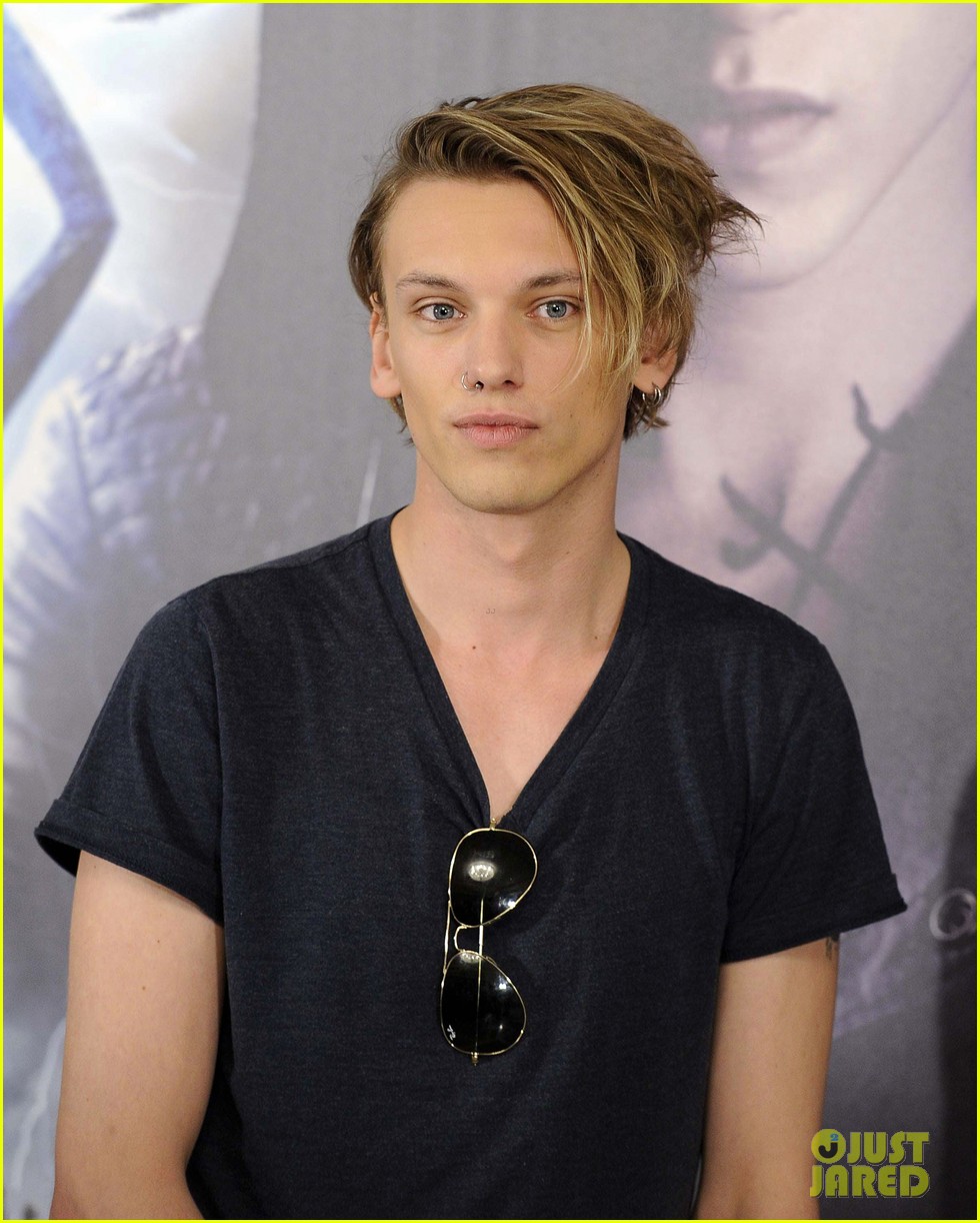 lily collins jamie campbell bower mortal instruments madrid photo call 292935497