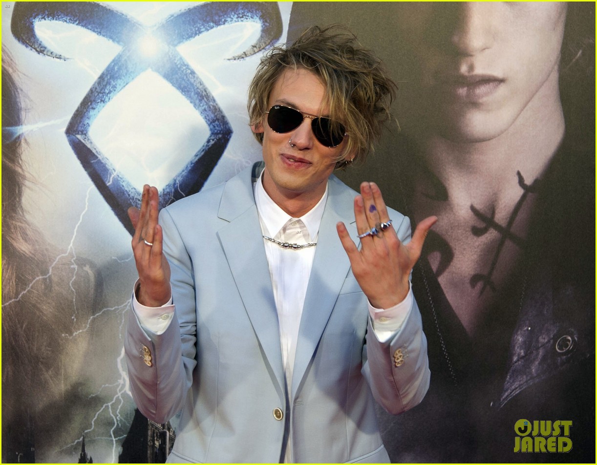 lily collins jamie campbell bower mortal instruments madrid premiere 21