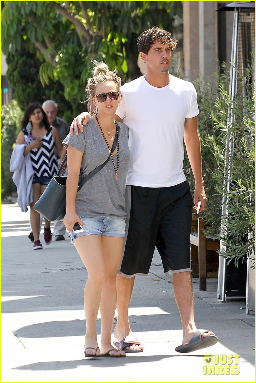 kaley cuoco walks arm in arm with ryan sweeting 012923992
