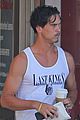 kaley cuoco walks arm in arm with ryan sweeting 04