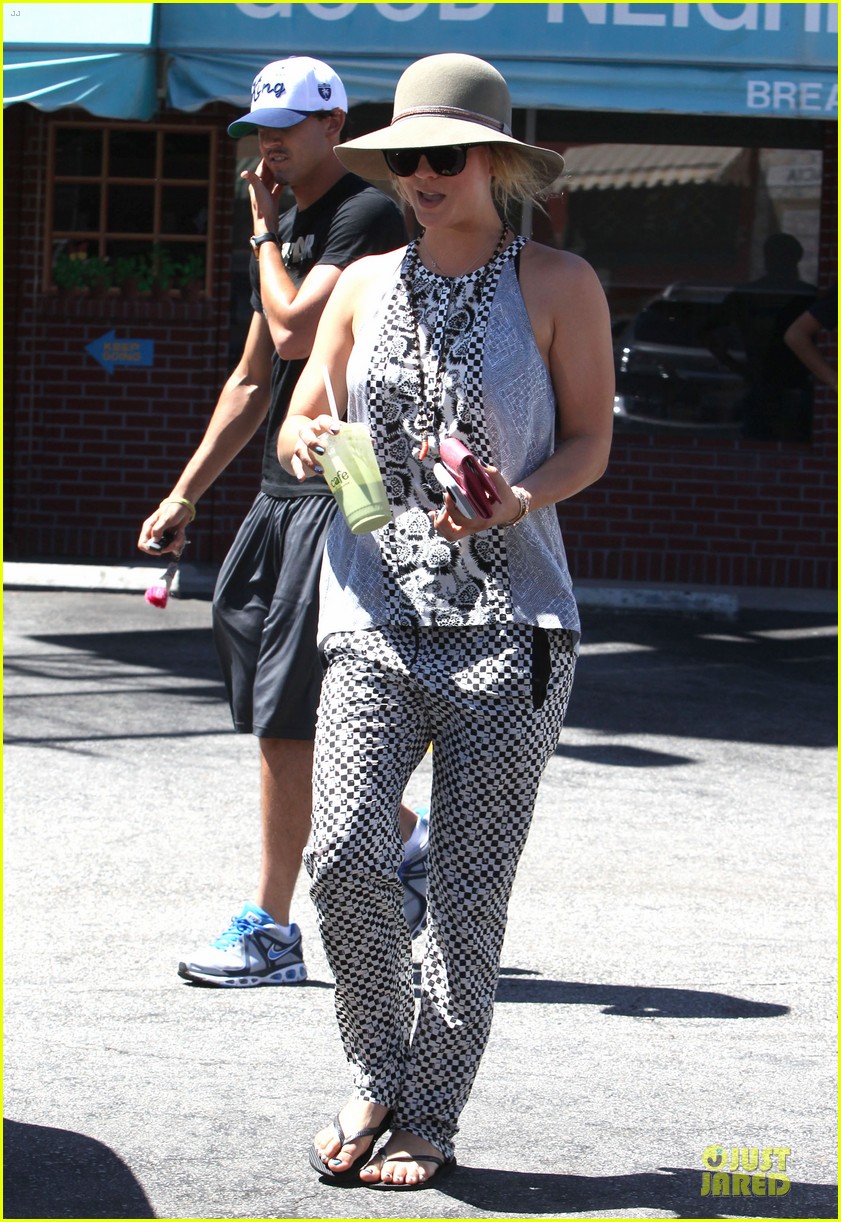 kaley cuoco ryan sweeting lunch after michael jackson marthon 03