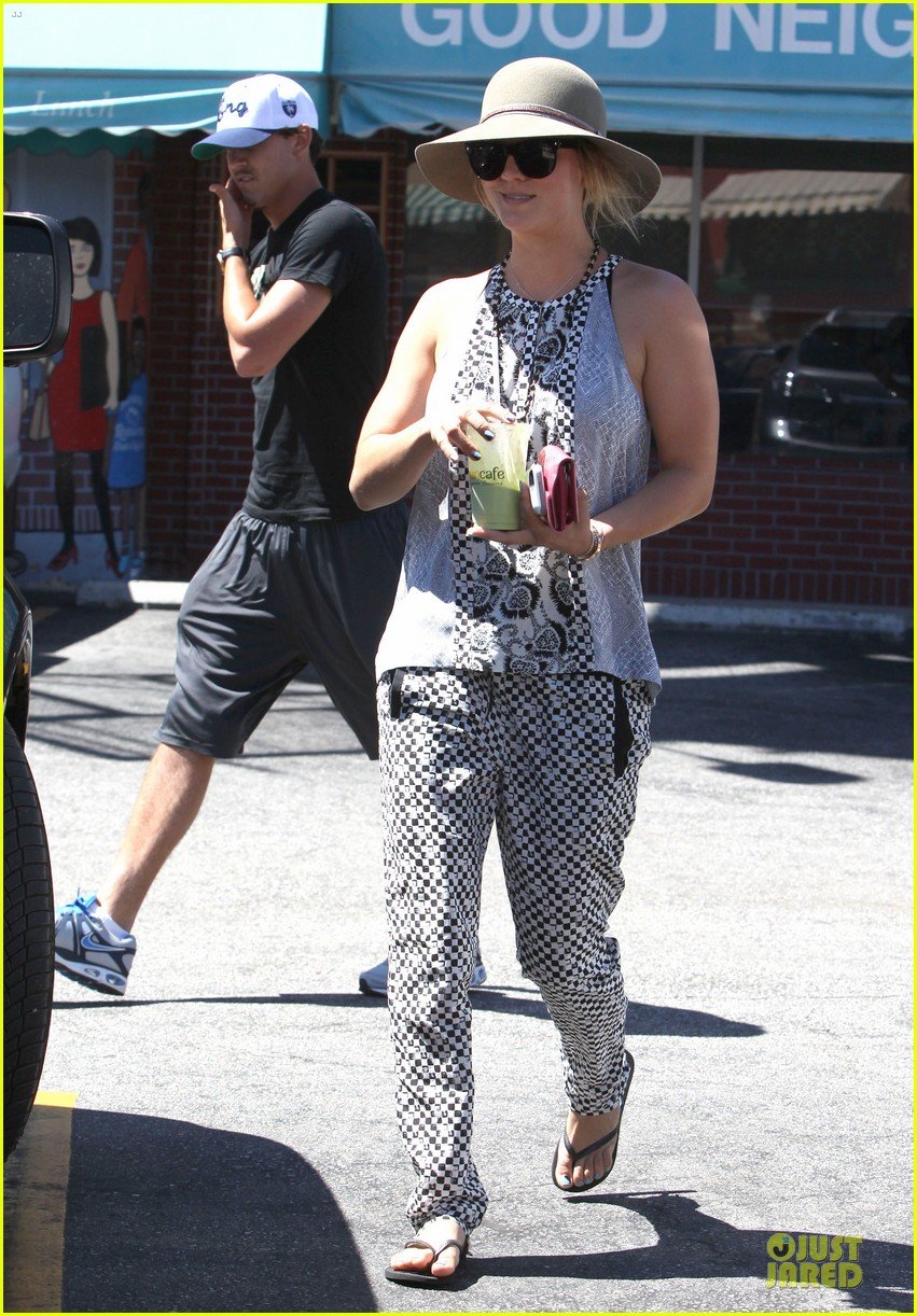 kaley cuoco ryan sweeting lunch after michael jackson marthon 05