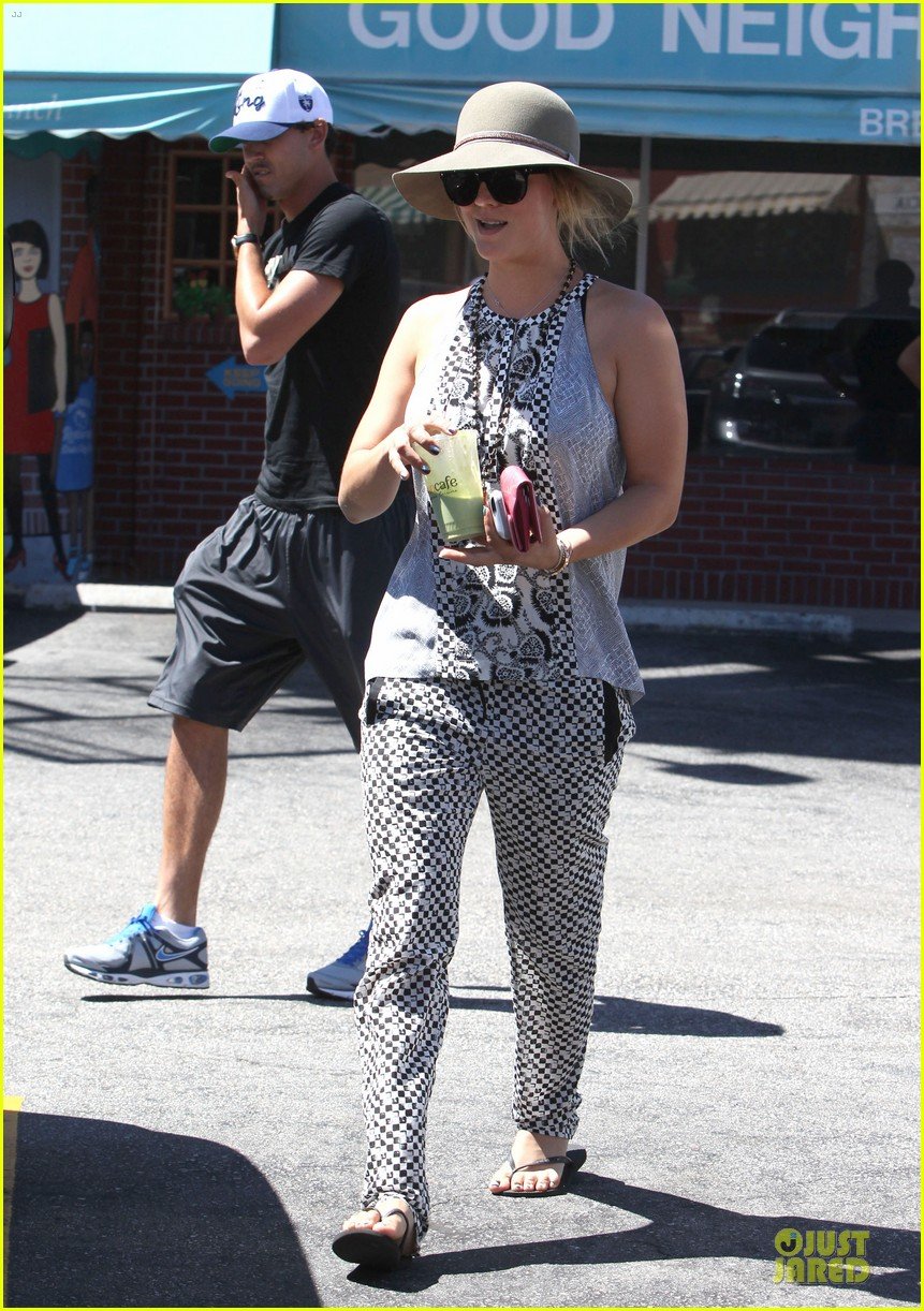 kaley cuoco ryan sweeting lunch after michael jackson marthon 12