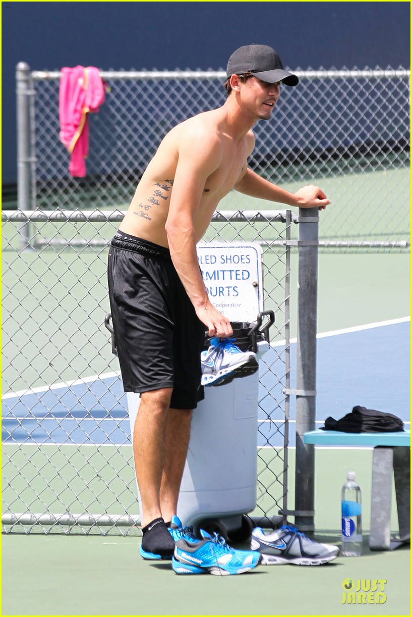 kaley cuoco tennis with shirtless mystery man 102922850