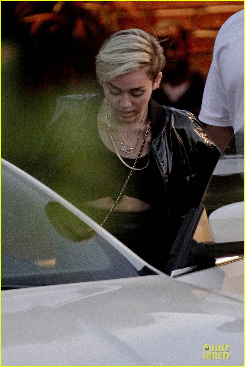 miley cyrus works weekend for bangerz 212927682