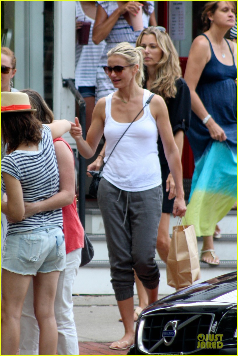 cameron diaz shows toned arms for friends gathering 082936418