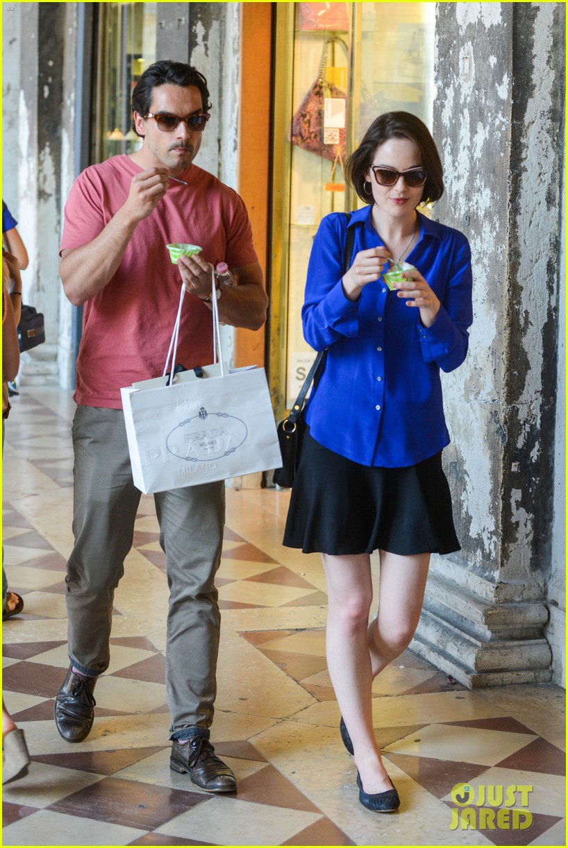 michelle dockery steps out with hunky new mystery boyfriend 052941386