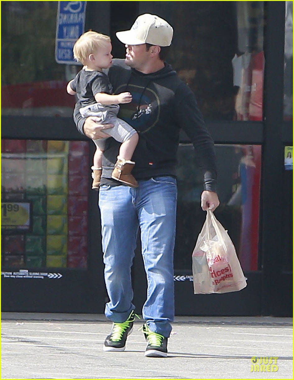 hilary duff mike comrie start weekend with groceries 05