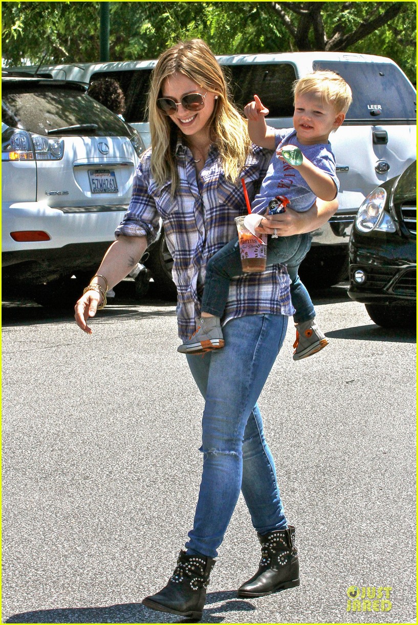 hilary duff mike comrie start weekend with groceries 09