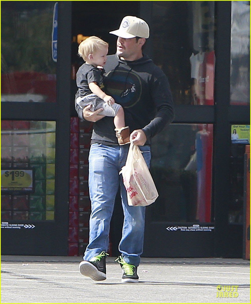 hilary duff mike comrie start weekend with groceries 19